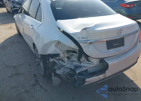 2018 Mercedes-Benz C 300 z USA, uszkodzony, nr VIN 55SWF4JB8JU259952